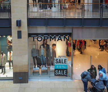 Cambridge, İngiltere - Ekim 2018 yaklaşık: Topman dükkanında Grand Arcade alışveriş merkezi