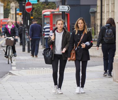 CAMBRIDGE, İngiltere - CIRCA ECTOBER 2018: Şehir merkezinde insanlar