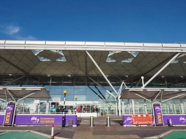 Stansted, İngiltere - Ekim 2018 yaklaşık: Londra Stansted Havaalanı Tasarım Mimar Lord Norman Foster tarafından