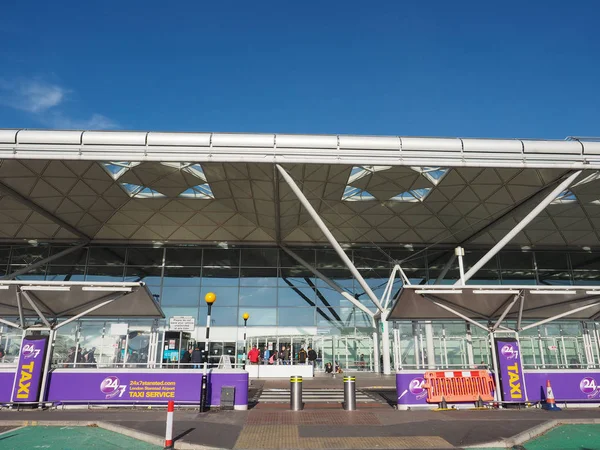 Stansted, İngiltere - Ekim 2018 yaklaşık: Londra Stansted Havaalanı Tasarım Mimar Lord Norman Foster tarafından
