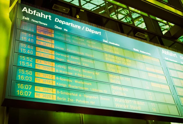 駅や空港のヴィンテージのレトロで発着の時刻表表示画面 — ストック写真