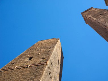 Torre Garisenda ve Torre Degli Asinelli eğik kuleler, diğer adıyla Due Torri (Anlamı İki Kuleler) Bologna, İtalya 'da