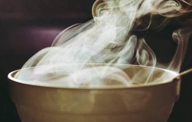 Kahvaltıda bir fincan sıcak latte kapuçino.