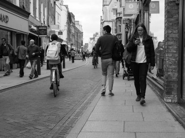 Cambridge, İngiltere - Ekim 2018 yaklaşık: İnsanlar siyah beyaz şehir merkezinde