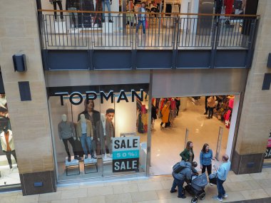 Cambridge, İngiltere - Ekim 2018 yaklaşık: Topman dükkanında Grand Arcade alışveriş merkezi