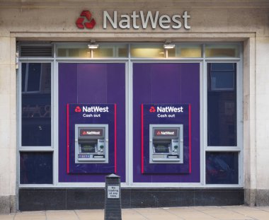 Cambridge, İngiltere - Ekim 2018 yaklaşık: Natwest banka Mağazası ile Atm