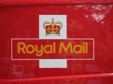 Cambridge, İngiltere - yaklaşık Ekim 2018: Kırmızı Royal Mail van tabelada