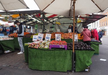 CAMBRIDGE, İngiltere - CIRCA ECTOBER 2018: Şehir merkezinde insanlar