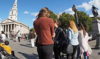 Yaklaşık Eylül 2015 - Londra, İngiltere: Trafalgar Meydanı'nda genç kadın