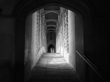 Cambridge, İngiltere - Ekim 2018 yaklaşık: Sighs köprü nehir St John's College siyah beyaz Cam üzerinde