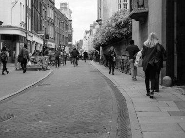 Cambridge, İngiltere - Ekim 2018 yaklaşık: İnsanlar siyah beyaz şehir merkezinde