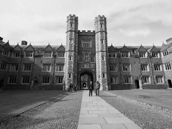 ジョンの大学 黒と白でピンク フロイド期待プロモーションの場所ケンブリッジ イギリス 2018年 月年頃 裁判所のゲート — ストック写真