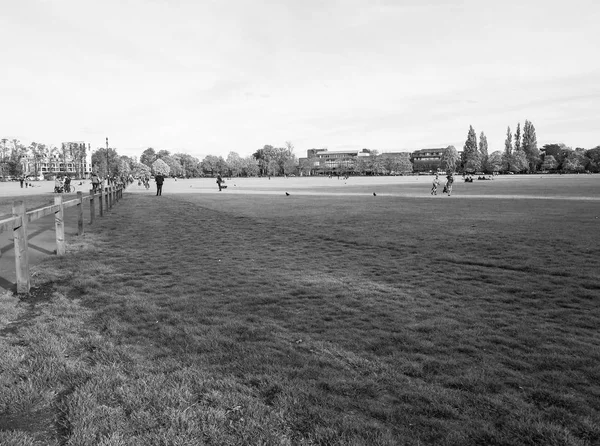 2018年10月 帕克的作品黑色和白色的公共公园 — 图库照片