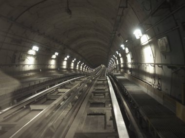 neon ışıkları ile yeraltı metro tren tünel