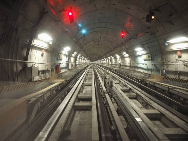 neon ışıkları ile yeraltı metro tren tünel