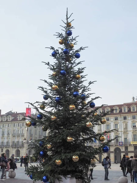 意大利都灵 2018年12月 卡斯特略广场上带有小球装饰的圣诞树 — 图库照片