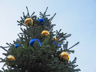 Baubles süslemeler üzerinde kopya alanı ile mavi gökyüzü ile Noel ağacı