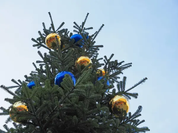 Kerstboom Met Kerstballen Decoraties Blauwe Hemel Met Kopie Ruimte — Stockfoto