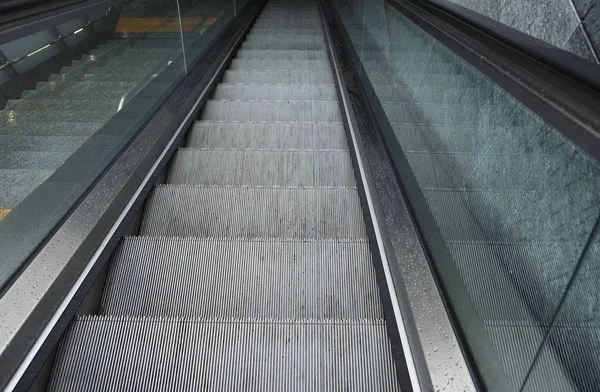 Rolltreppe Zur Beförderung Von Personen Zwischen Den Stockwerken Eines Gebäudes — Stockfoto