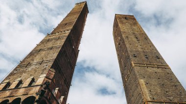 Torre Garisenda ve Torre Degli Asinelli eğik kuleler, diğer adıyla Due Torri (Anlamı İki Kuleler) Bologna, İtalya 'da
