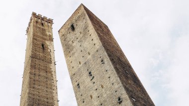 Torre Garisenda ve Torre Degli Asinelli eğik kuleler, diğer adıyla Due Torri (Anlamı İki Kuleler) Bologna, İtalya 'da