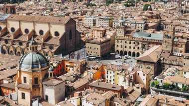 Piazza Maggiore'ye Meydanı ve şehir Bologna, İtalya'nın San Petronio kilisede havadan görünümü