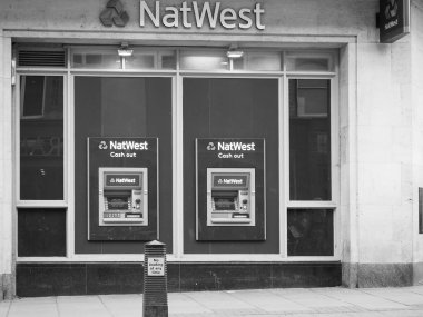 Cambridge, İngiltere - Ekim 2018 yaklaşık: Natwest banka Mağazası ile Atm siyah beyaz