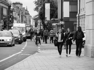 Cambridge, İngiltere - Ekim 2018 yaklaşık: İnsanlar siyah beyaz şehir merkezinde