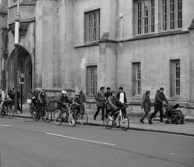 Cambridge, İngiltere - Ekim 2018 yaklaşık: Bisikletler şehir merkezinde, bir en taşıma siyah beyaz kullanılan