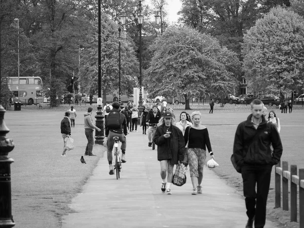 黒と白でケンブリッジ イギリス 2018年 月年頃 パーカーのワンピース公園 — ストック写真