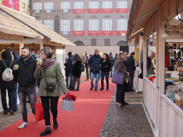 Turin Itália Circa Dezembro 2018 Pessoas Mercado Natal — Fotografia de Stock