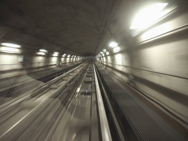 neon ışıkları ile yeraltı metro tren tünel
