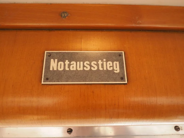 诺特斯特 意思是紧急出口 在老式德国电车上签名 — 图库照片