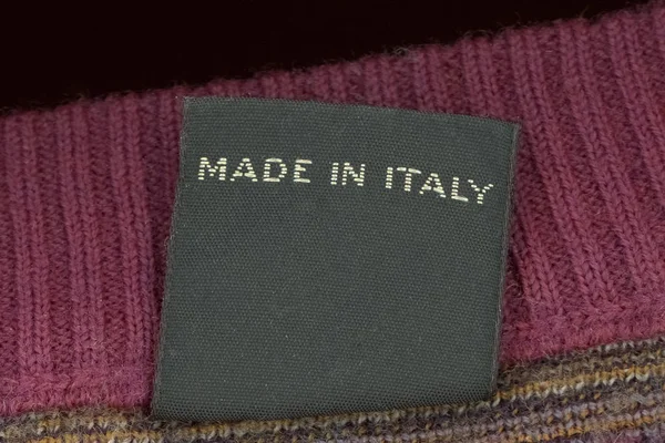 一件羊毛套头衫毛衣上的意大利制造标签 — 图库照片