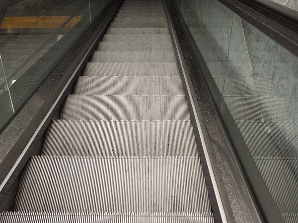 Rolltreppe Zur Beförderung Von Personen Zwischen Den Stockwerken Eines Gebäudes — Stockfoto