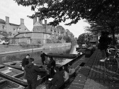 Cambridge, İngiltere - Ekim 2018 yaklaşık: River Cam üzerinde siyah-beyaz topa vurma