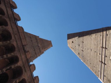 Torre Garisenda ve Torre Degli Asinelli eğik kuleler, diğer adıyla Due Torri (Anlamı İki Kuleler) Bologna, İtalya 'da