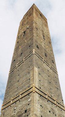 Torre Garisenda ve Torre Degli Asinelli eğik kuleler, diğer adıyla Due Torri (Anlamı İki Kuleler) Bologna, İtalya 'da