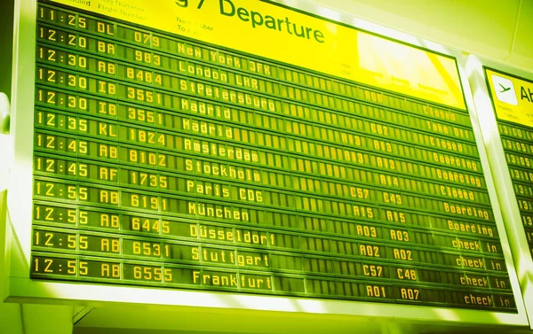 駅や空港のヴィンテージのレトロで発着の時刻表表示画面 — ストック写真