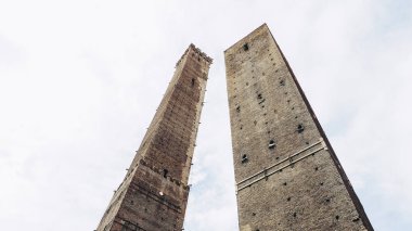 Torre Garisenda ve Torre Degli Asinelli eğik kuleler, diğer adıyla Due Torri (Anlamı İki Kuleler) Bologna, İtalya 'da