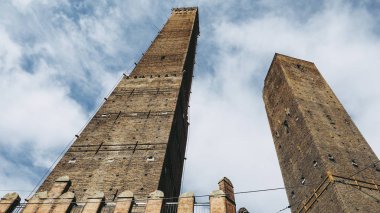 Torre Garisenda ve Torre Degli Asinelli eğik kuleler, diğer adıyla Due Torri (Anlamı İki Kuleler) Bologna, İtalya 'da