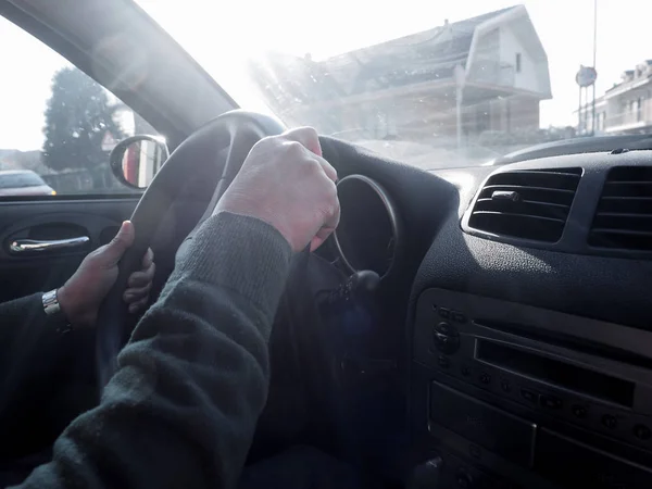 Homme Conduisant Une Voiture Détail Des Mains Sur Volant — Photo