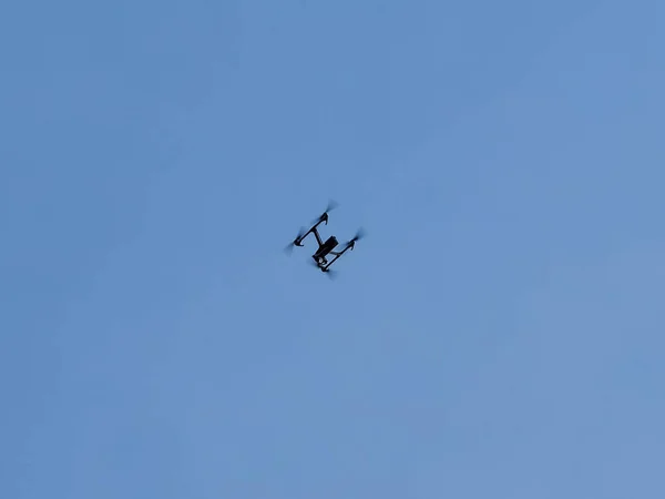 Dron Vehículo Aéreo Tripulado Flotando Cielo Azul —  Fotos de Stock