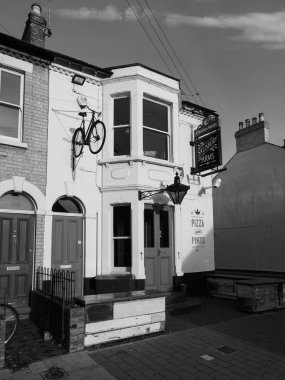 Cambridge, İngiltere - Ekim 2018 yaklaşık: Charles Wells Salisbury silah pub siyah beyaz