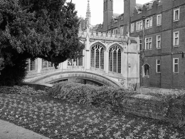 2018年10月 河凸轮的叹息桥在圣约翰学院在黑白 — 图库照片