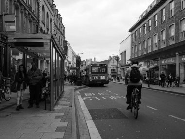 Cambridge, İngiltere - Ekim 2018 yaklaşık: İnsanlar siyah beyaz şehir merkezinde