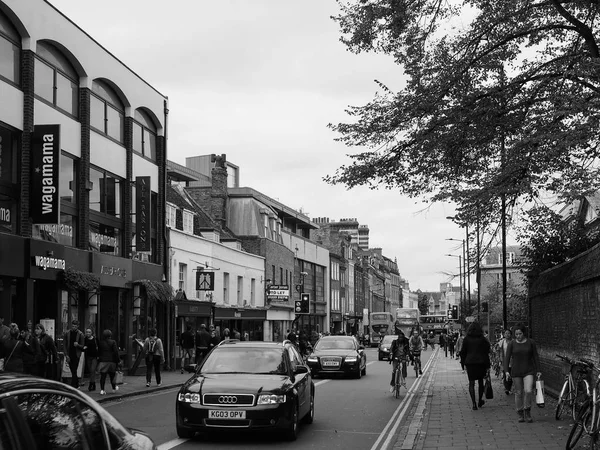 Cambridge Circa Lokakuu 2018 Ihmiset Kaupungin Keskustassa Mustavalkoisina — kuvapankkivalokuva