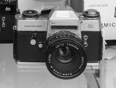 Cambridge, İngiltere - Ekim 2018 yaklaşık: Vintage Leica Leicaflex kamera siyah ve beyaz