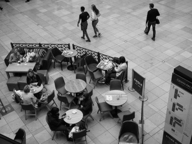Cambridge, İngiltere - Ekim 2018 yaklaşık: Costa adlı Grand Arcade alışveriş merkezinde siyah ve beyaz