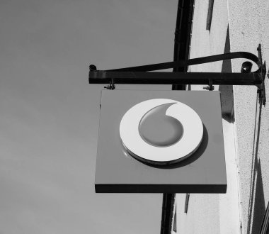 Ely, İngiltere - Ekim 2018 yaklaşık: Vodafone Mağazası işareti siyah beyaz